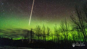 Meteoro em Chamas e Aurora Boreal Criam Espetáculo Raro no Céu da América do Norte